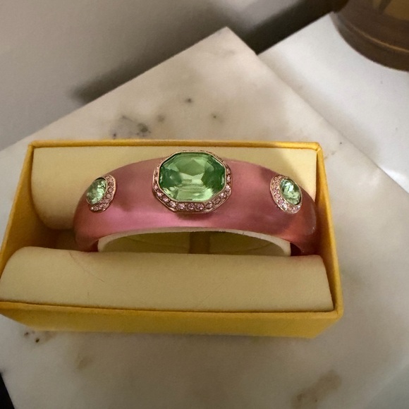 Swarovski Dulcis cuff
Mixed cuts, Multicolored, Gold-tone plated - Picture 8 of 12